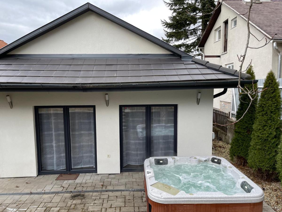 Malibu Apartman & Jacuzzi Miskolc Eksteriør bilde