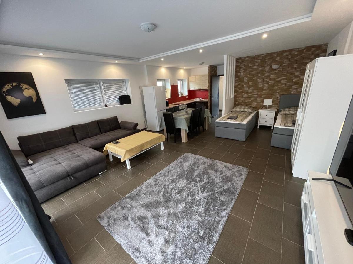 Malibu Apartman & Jacuzzi Miskolc Eksteriør bilde