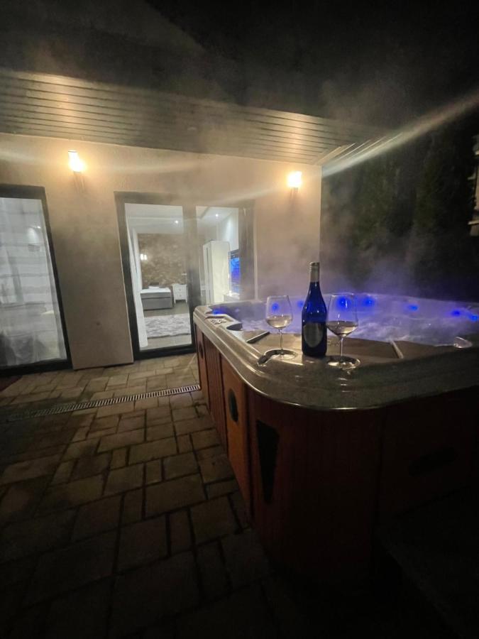 Malibu Apartman & Jacuzzi Miskolc Eksteriør bilde