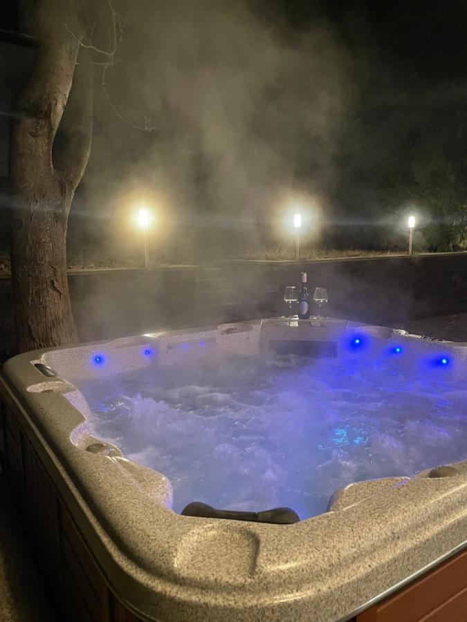 Malibu Apartman & Jacuzzi Miskolc Eksteriør bilde