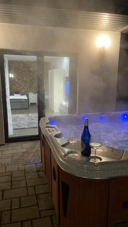 Malibu Apartman & Jacuzzi Miskolc Eksteriør bilde